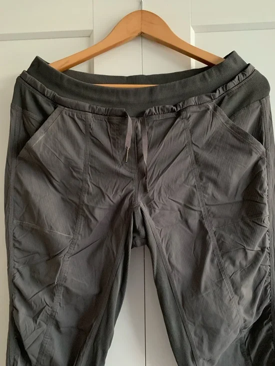 Lululemon women’s jogger - Picture 2 of 6